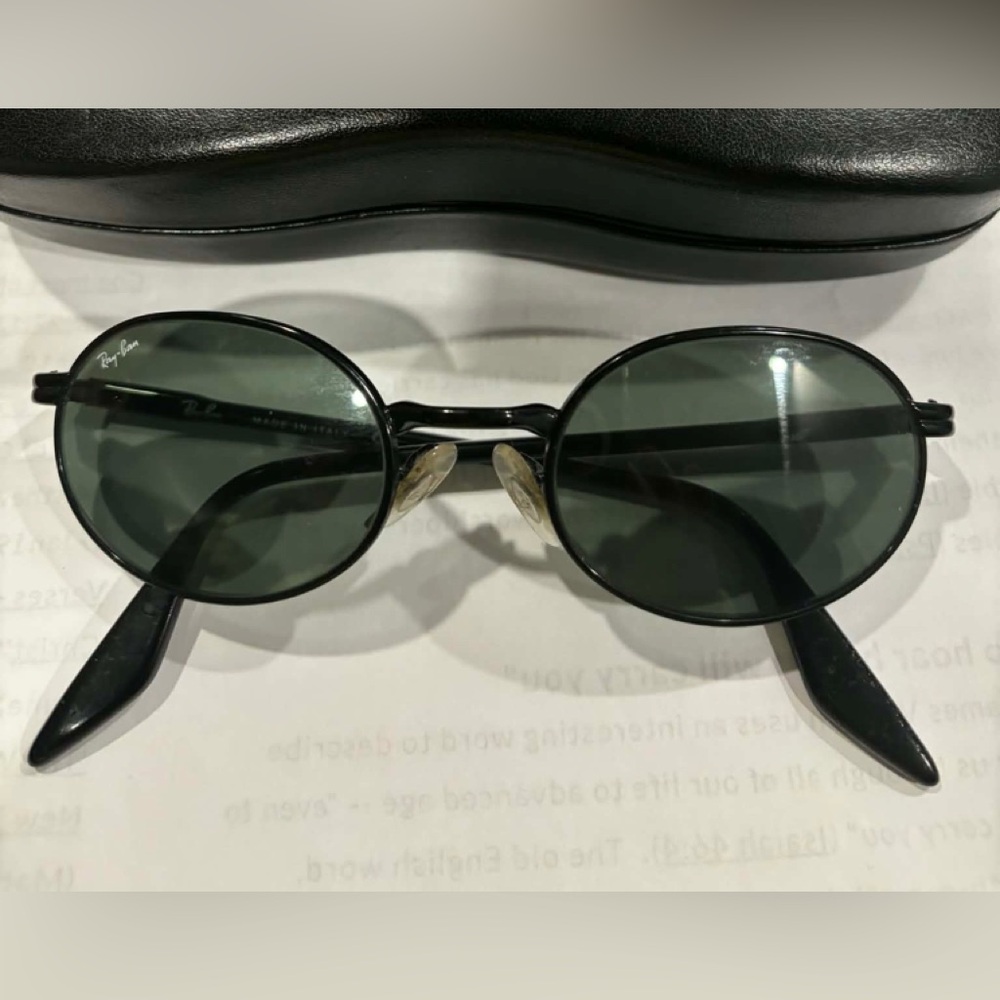 Ray ban sunglasses, unisex, in perfect condition.
